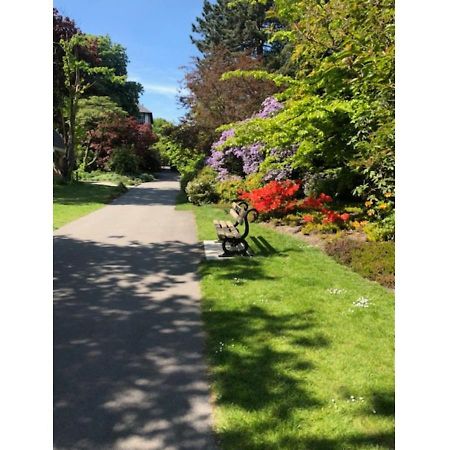 Perfectly Located 4 Storey Townhouse With 2 Parking Spaces In Central Harrogate Bagian luar foto