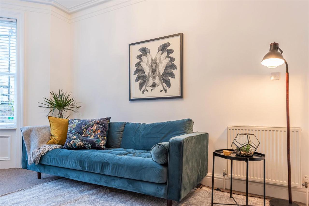 Perfectly Located 4 Storey Townhouse With 2 Parking Spaces In Central Harrogate Bagian luar foto
