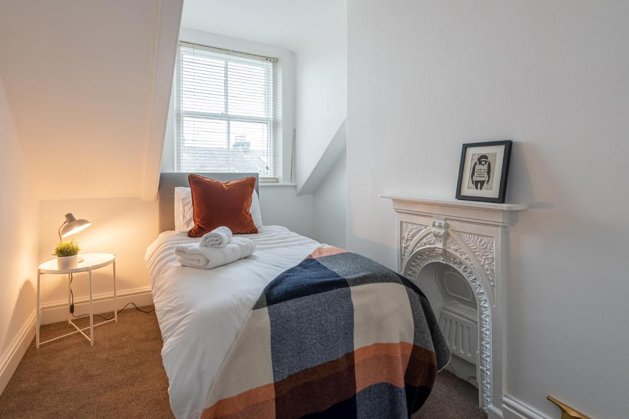 Perfectly Located 4 Storey Townhouse With 2 Parking Spaces In Central Harrogate Bagian luar foto
