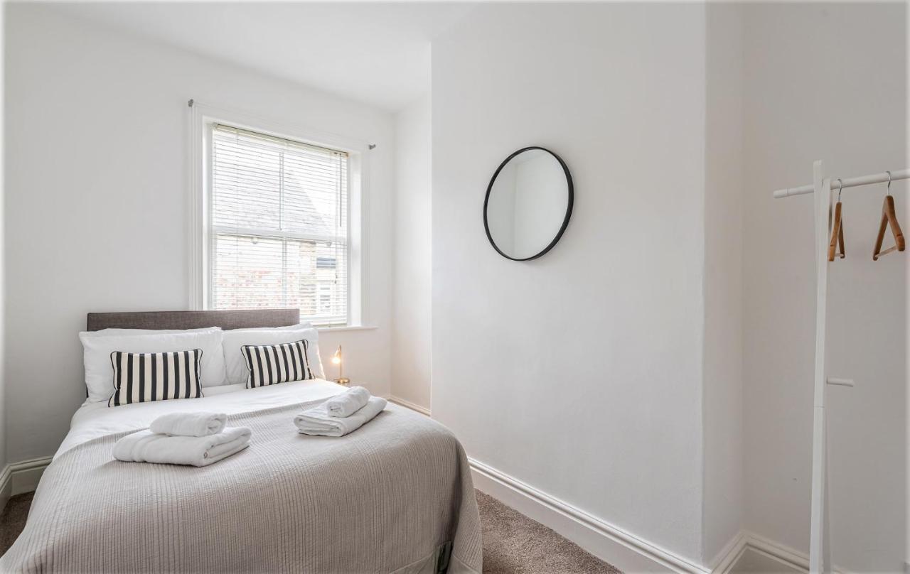 Perfectly Located 4 Storey Townhouse With 2 Parking Spaces In Central Harrogate Bagian luar foto