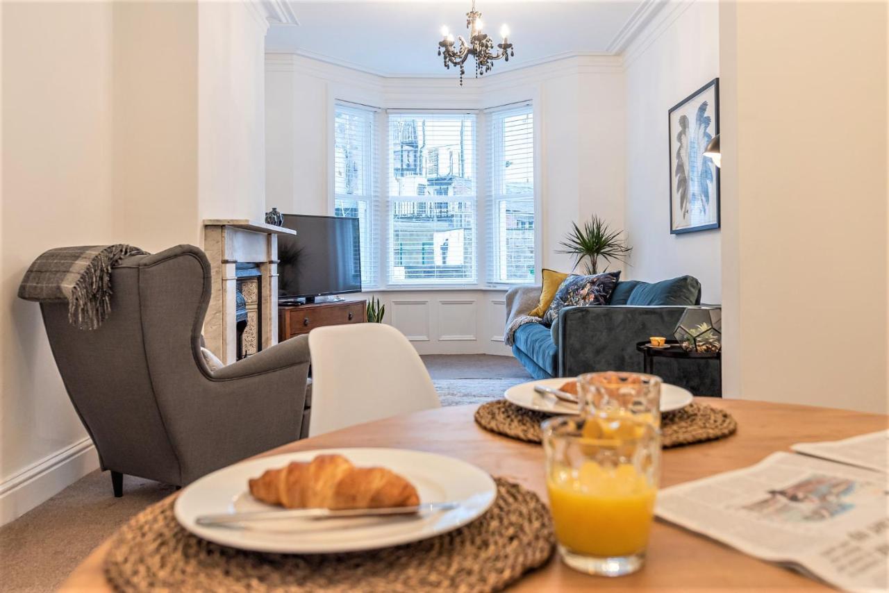 Perfectly Located 4 Storey Townhouse With 2 Parking Spaces In Central Harrogate Bagian luar foto