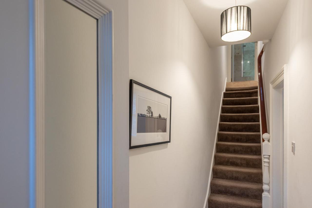 Perfectly Located 4 Storey Townhouse With 2 Parking Spaces In Central Harrogate Bagian luar foto