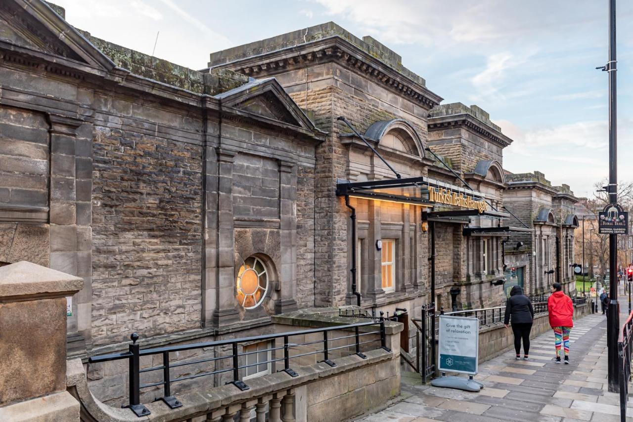 Perfectly Located 4 Storey Townhouse With 2 Parking Spaces In Central Harrogate Bagian luar foto