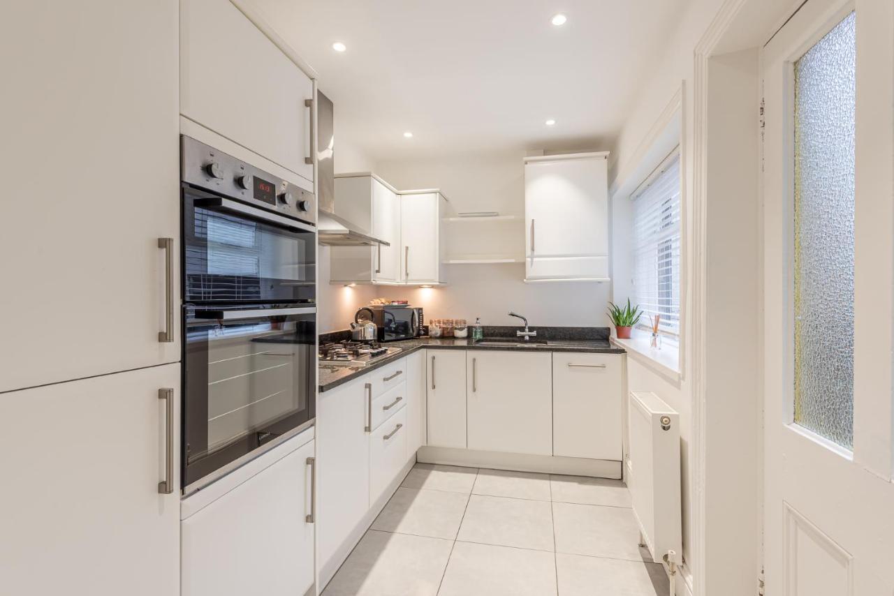 Perfectly Located 4 Storey Townhouse With 2 Parking Spaces In Central Harrogate Bagian luar foto