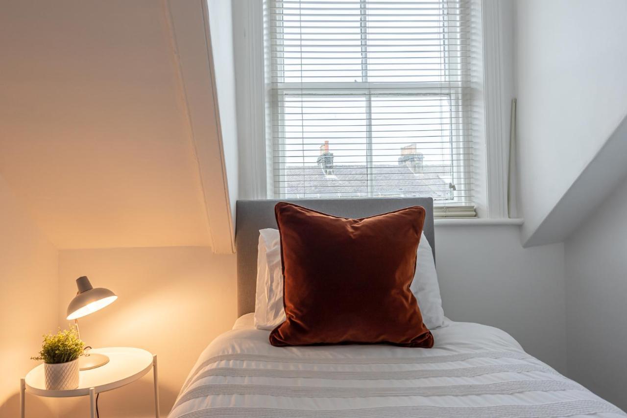 Perfectly Located 4 Storey Townhouse With 2 Parking Spaces In Central Harrogate Bagian luar foto
