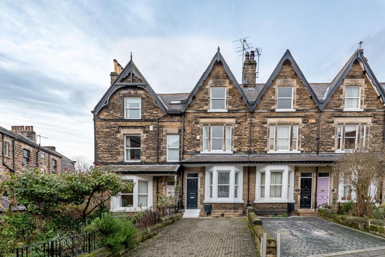 Perfectly Located 4 Storey Townhouse With 2 Parking Spaces In Central Harrogate Bagian luar foto