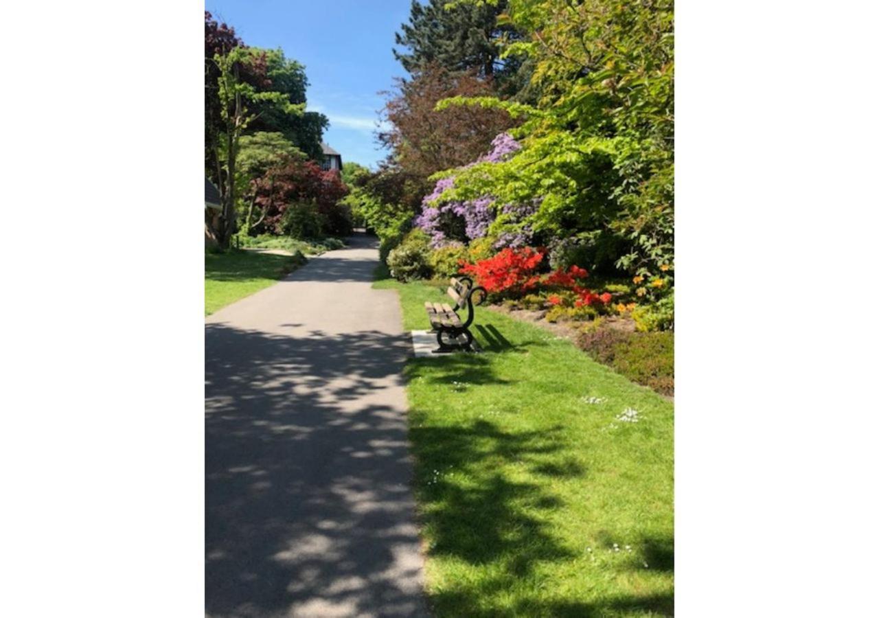 Perfectly Located 4 Storey Townhouse With 2 Parking Spaces In Central Harrogate Bagian luar foto