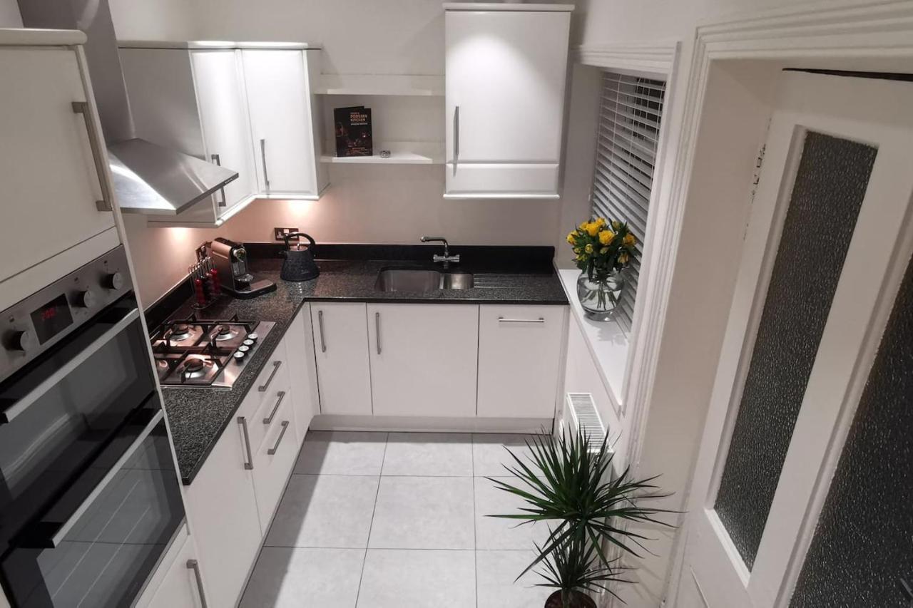 Perfectly Located 4 Storey Townhouse With 2 Parking Spaces In Central Harrogate Bagian luar foto