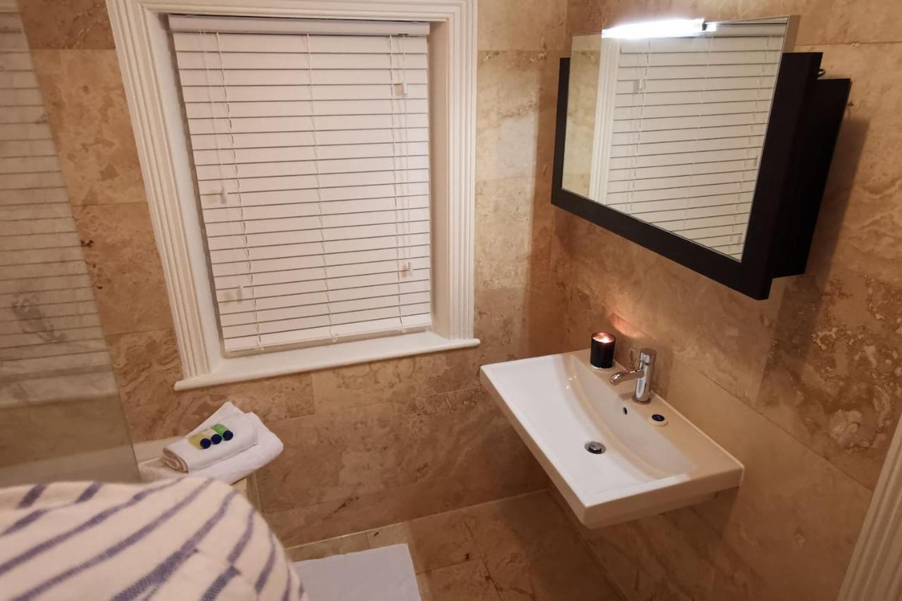 Perfectly Located 4 Storey Townhouse With 2 Parking Spaces In Central Harrogate Bagian luar foto